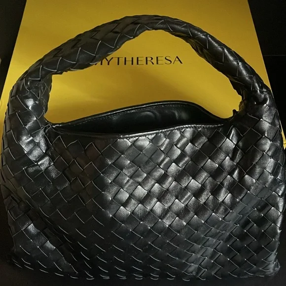 NEW BOTTEGA VENETA SMALL HOP 
in Black. Never worn. Comes with tags & dust bag - Picture 4 of 16